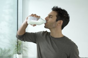 Bebe leche como fuente de calcio.