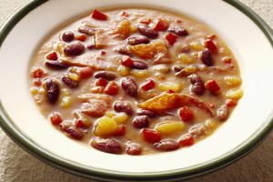 Un plato de sopa de frijoles y papas.