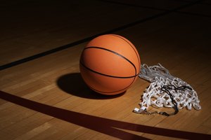 Hay varios factores que afectan a las funciones y seguridad de una cancha de baloncesto bajo techo.