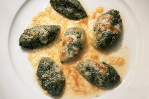 Puedes incorporar espinaca a tu dieta en diferentes preparaciones.