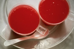 Puedes disfrutar de Jell-O y otras marcas de gelatina en forma líquida y sólida si debes consumir una dieta de líquidos.