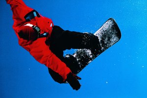 Practica tus saltos y trucos en Raging Buffalo Snowboarding Ski Park.