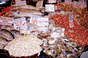 Dirígete al Pike Place Market (abierto todo el año), para probar los deliciosos mariscos.