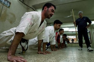 Las flexiones fortalecen tu cuerpo superior y el núcleo sin utilizar pesas.