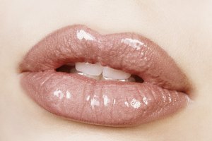 Usa lápiz de labios y brillo rosados.