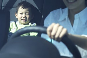 Haz que los niños jueguen con actividades para desarrollar el lenguaje durante los viajes en auto.