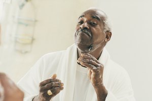Los hombres afroamericanos son susceptibles a los vellos enterrados cuando los vellos rizados quedan atrapados.
