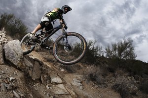 Las bicicletas de montaña usan una tracción y amortiguación de impactos superiores para viajar donde una bicicleta para caminos no puede.
