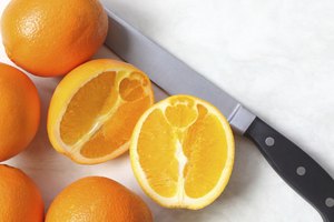 Naranjas cortadas en la mesa de la cocina.
