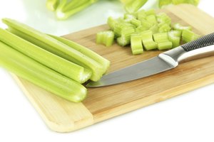 La mayoría de los vegetales sin almidón como el apio son bajos en azúcar.