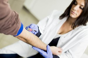 Un médico toma una muestra de sangre.