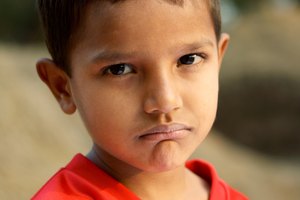 Otros hacen berrinches o se recluyen convirtiéndose en niños ansiosos o depresivos.