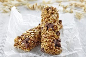Las barras de granola pueden comprarse, pero hay quienes se animan a jugar con los ingredientes y prepararlas en casa.
