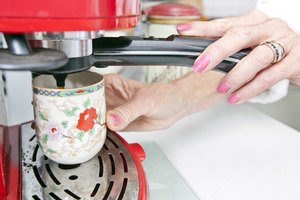 Mujer preparando café decafeinado.