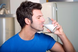 Hombre bebiendo un baso de leche.