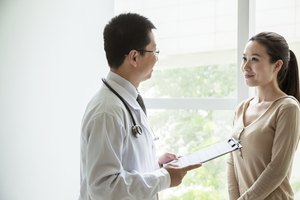 Un doctor conversa con su paciente