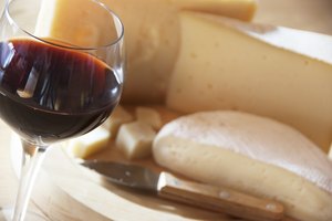 Evitas los alimentos como los quesos y alcohol.