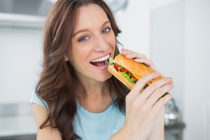 Mujer comiendo un sándwich