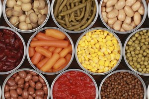 Lee las etiquetas de la comida enlatada, especialmente para verificar el contenido de sal.