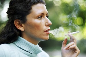 Al fumar realizas movimientos que pueden inducir a la formación de arrugas en los labios.