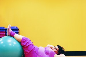 También puedes poner tus piernas en una pelota para hacer ejercicios.