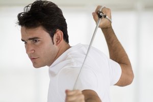 Las bandas de tonificación se pueden utilizar para trabajar todos los músculos, incluyendo tus dorsales.