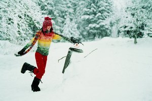 Añade un toque de color para alegrar el día de invierno triste de tu hijo. Abríguense y salgan a la calle con un par de botellas de chorro con pintura vegetal de colores.