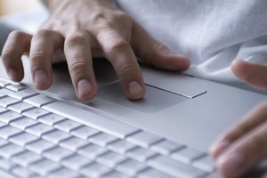 Después de actualizar tu computadora portátil Dell Inspiron 1525 con Windows 7, el touchpad no se comunicará con el equipo si está configurado incorrectamente o si el controlador Synaptics falta.