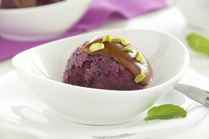 Bol de helado de arándano.