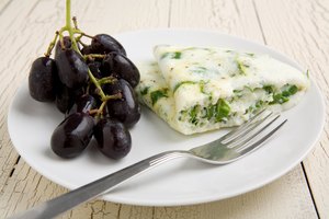 Una tortilla de claras de huevo y espinacas con fruta.