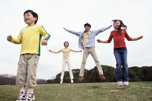 Los niños prosperan en el aire libre, ¡Así que empieza a moverte!