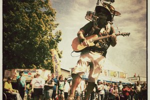 Un hombre orquesta entretiene a los visitantes en la feria del estado de West Virginia.