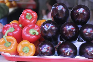 Berenjena fresca y pimientos rojos