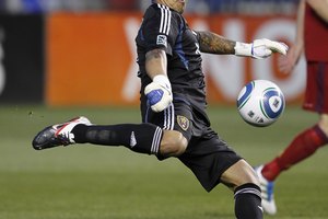La patada de despeje es la mejor forma de mandar el balón hacia la zona de ataque.