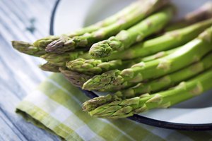 Incluye vegetales sin almidón de bajos carbohidratos que te llenen más en tu dieta.