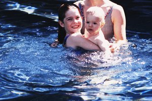 Métete en el agua con tu bebé para probar si la temperatura está lo suficientemente cálida.