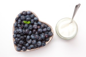 Yogurt y arándanos.