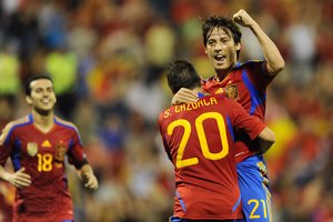 David Silva celebra un gol después de 42 pases de España contra Escocia.