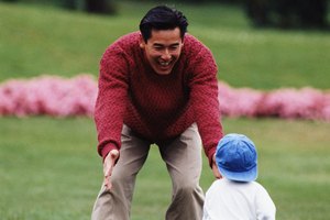 Además de la pura diversión, jugar al aire libre con tu niño ayuda a construir fuerza física.