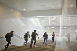 Un grupo de jóvenes subiendo las escaleras en una estación de metro