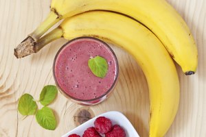 Mezcla tu propio batido de frutas con proteína de suero.