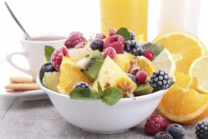 Come alimentos frescos y saludables.