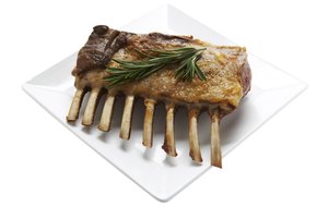 Puedes reducir el consumo de carne roja para ayudar a reducir el colesterol.