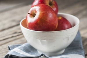 Cuenco de manzanas rojas.