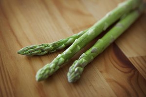 Los vegetales verdes tienen vitamina K.
