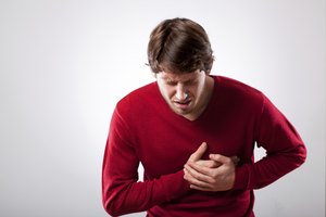 El dolor en el pecho puede ocurrir si tienes problemas con otras partes del cuerpo, incluyendo tu columna, los músculos traseros y los nervios asociados.