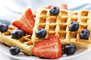 Plato de saludables wafles con fruta.