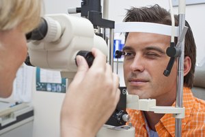 Tu médico puede desear monitorear la presión de tus ojos si tienes historial de glaucoma.