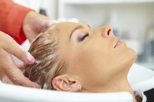 Lava tu cabello adecuadamente.