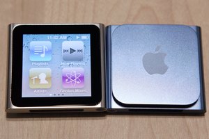 Puedes sujetar el iPod Nano a tu ropa para transportarlo fácilmente.